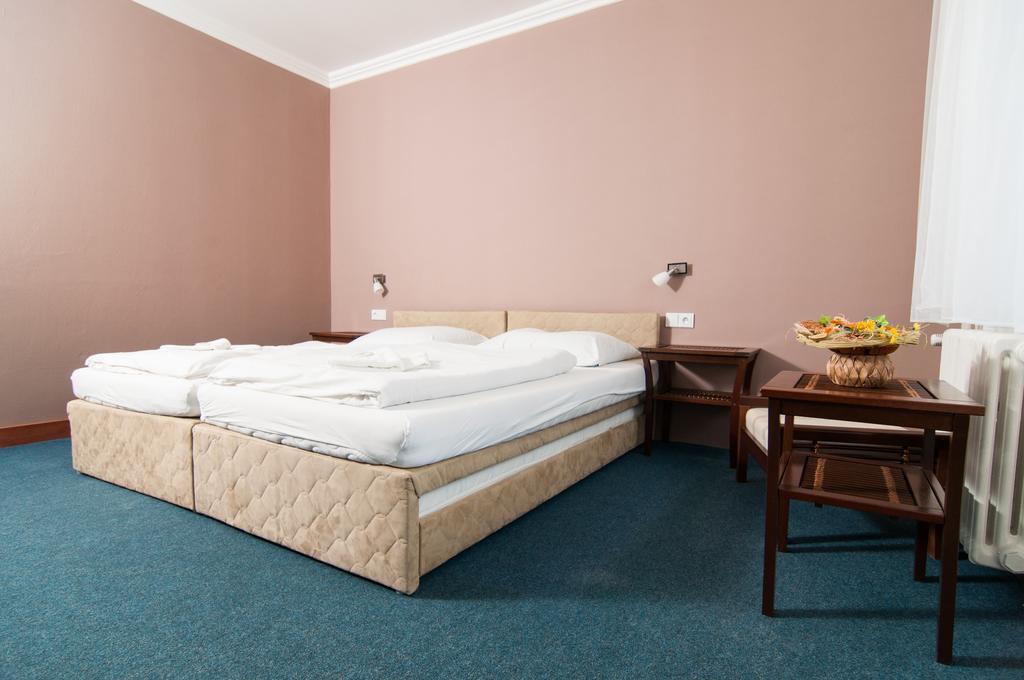 Hotel Radejov Knezdub Екстер'єр фото