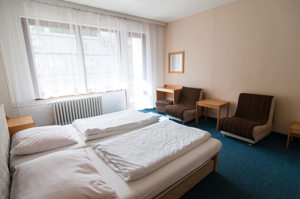Hotel Radejov Knezdub Екстер'єр фото