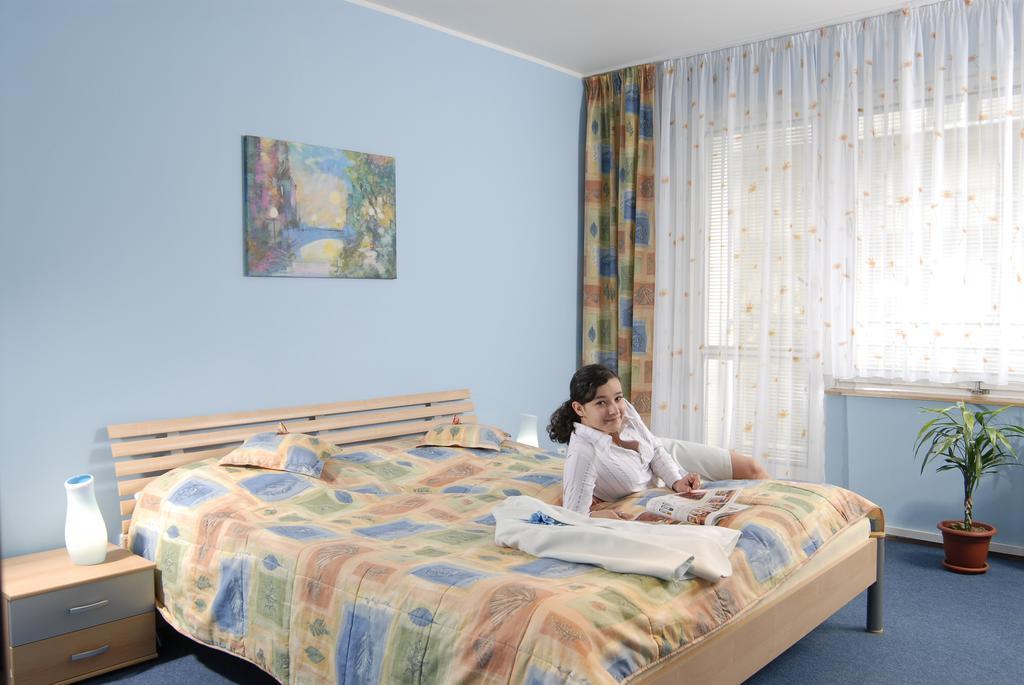 Hotel Radejov Knezdub Екстер'єр фото