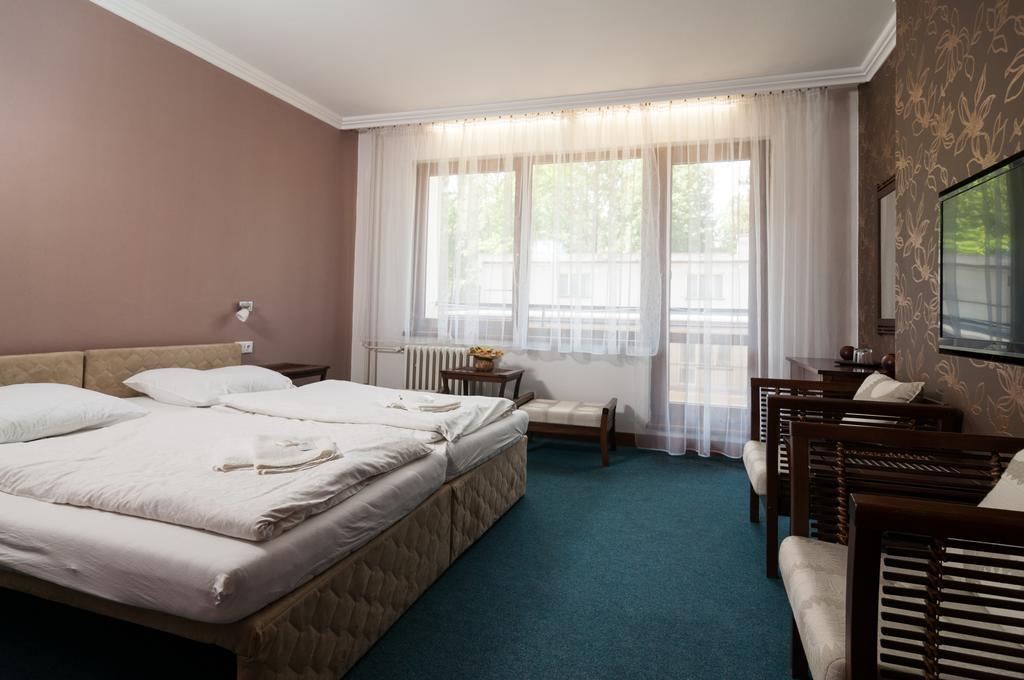 Hotel Radejov Knezdub Екстер'єр фото