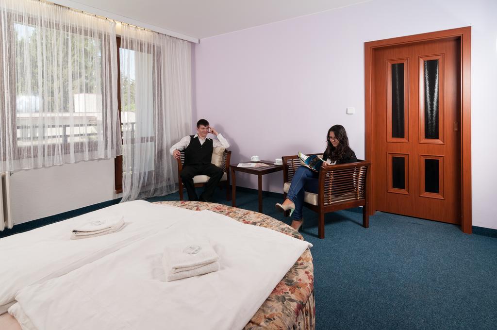 Hotel Radejov Knezdub Екстер'єр фото