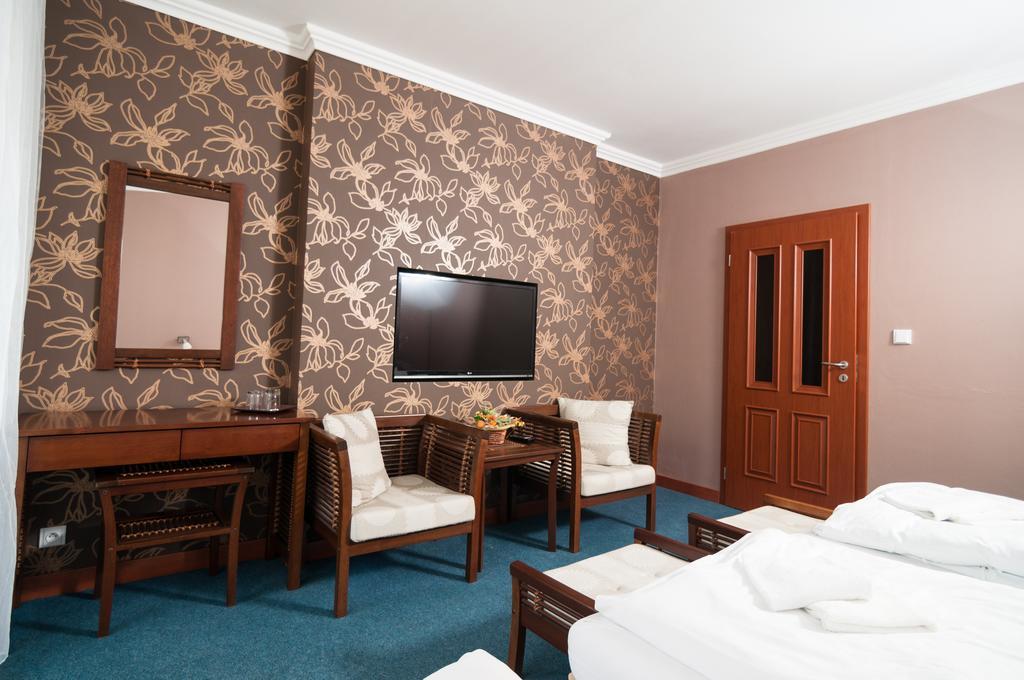 Hotel Radejov Knezdub Екстер'єр фото