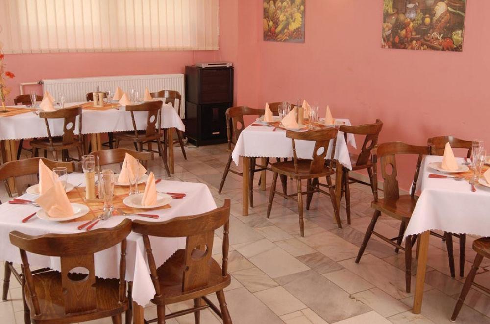Hotel Radejov Knezdub Екстер'єр фото