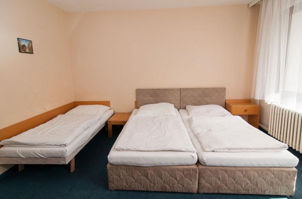 Hotel Radejov Knezdub Екстер'єр фото