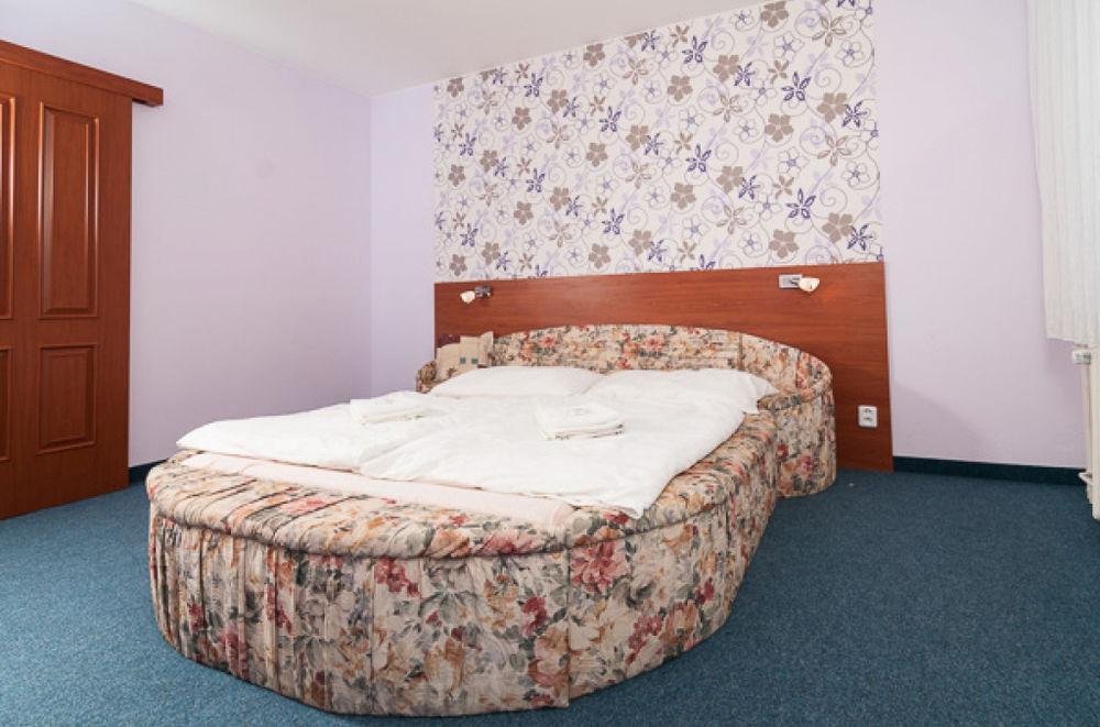 Hotel Radejov Knezdub Екстер'єр фото