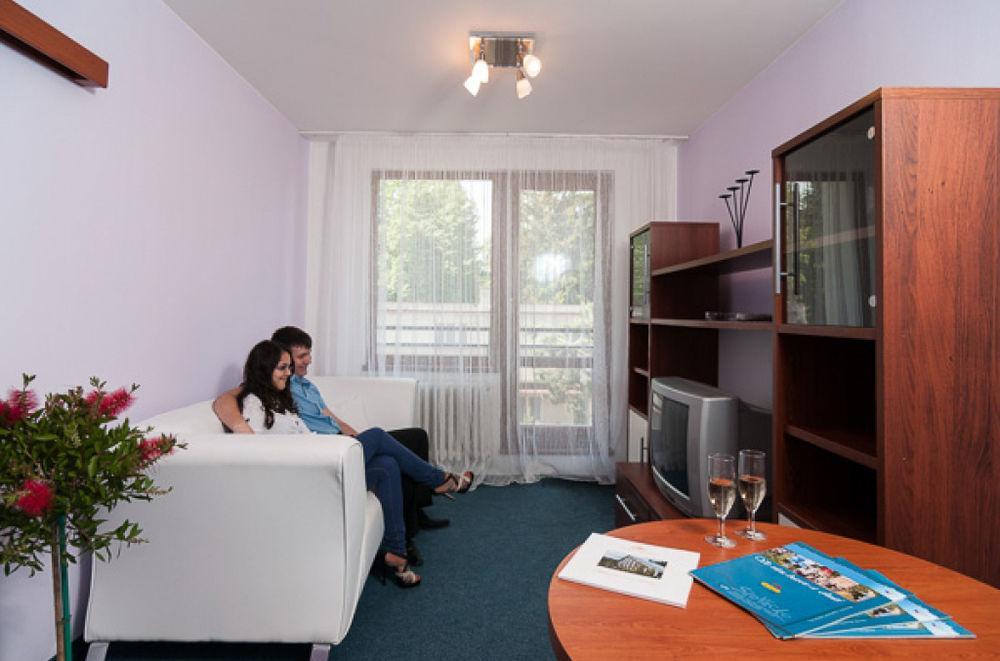 Hotel Radejov Knezdub Екстер'єр фото