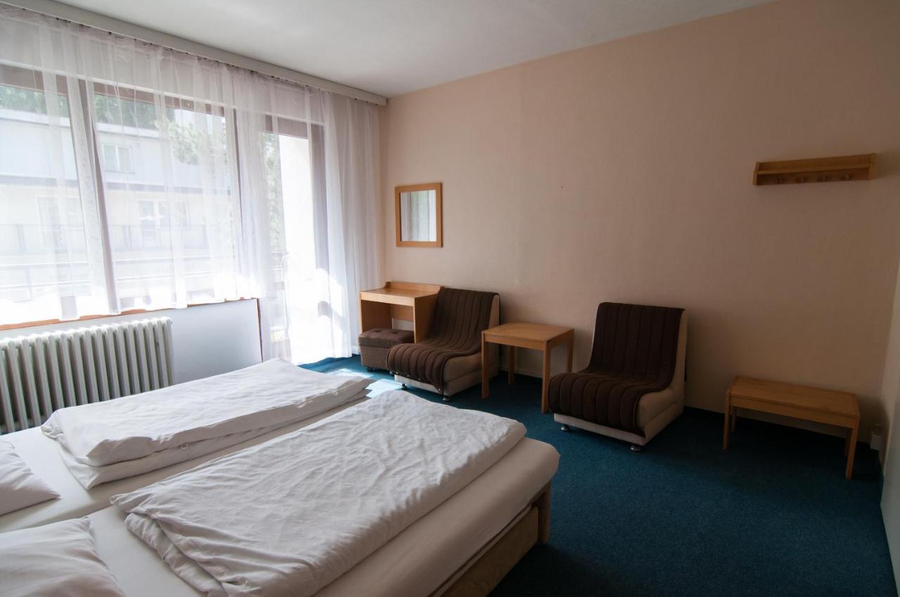 Hotel Radejov Knezdub Екстер'єр фото