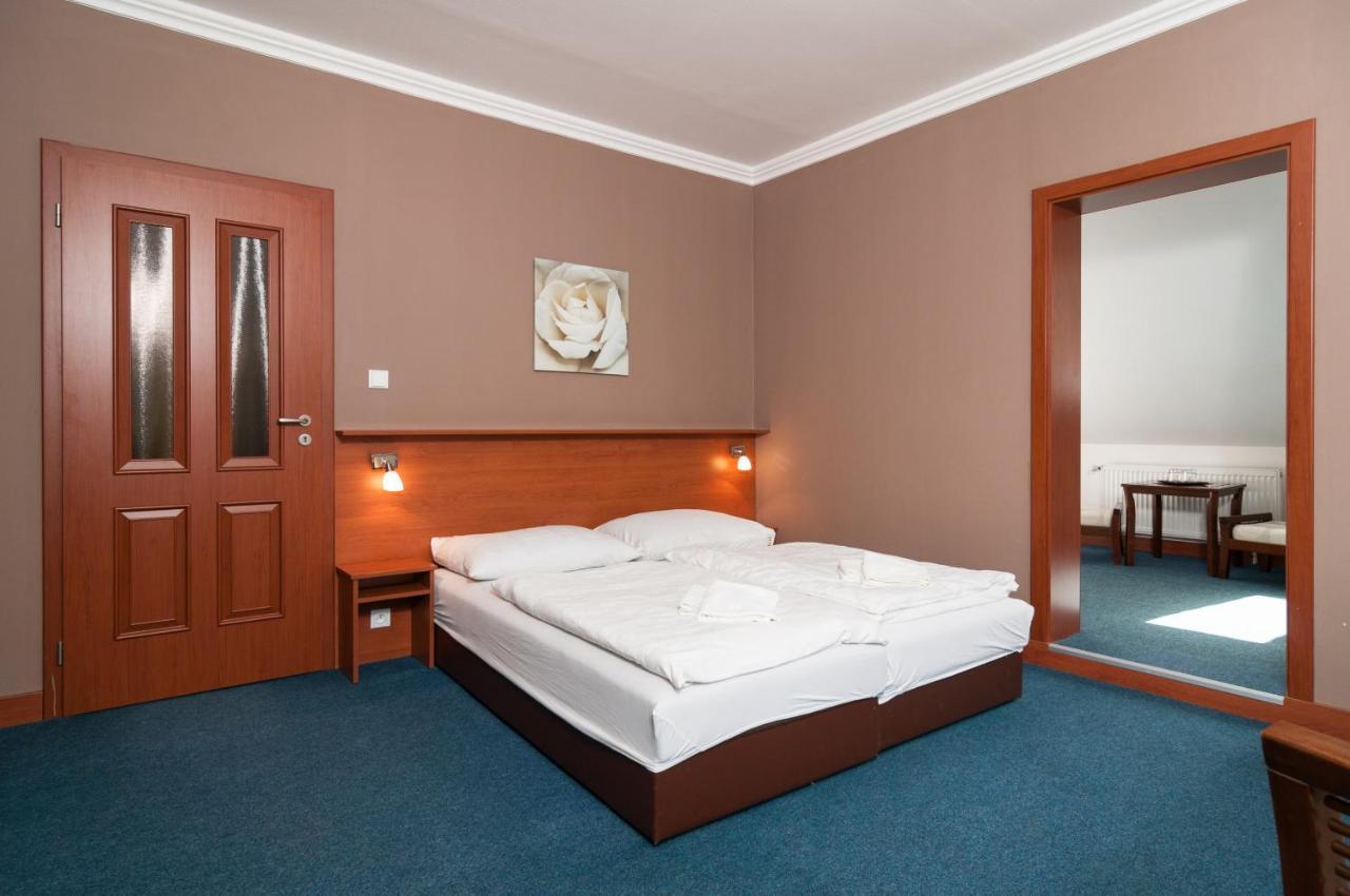 Hotel Radejov Knezdub Екстер'єр фото
